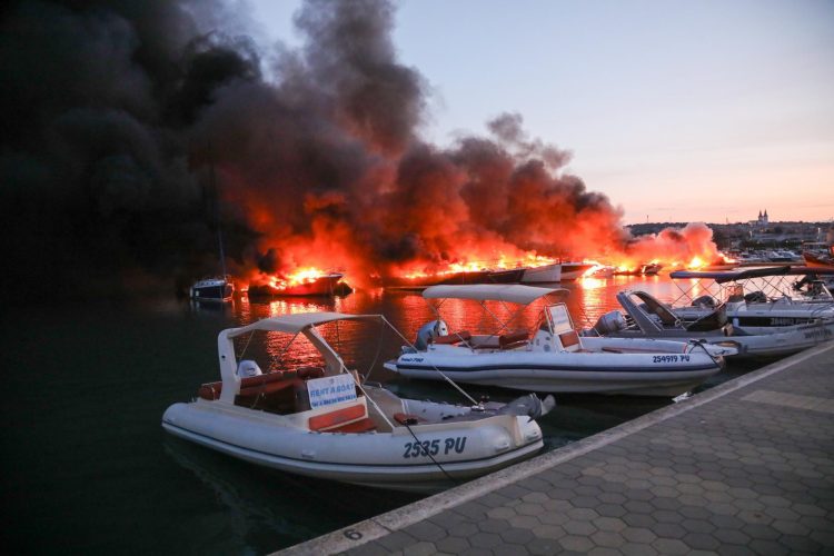 Izgorelo 30 brodica u  Istri