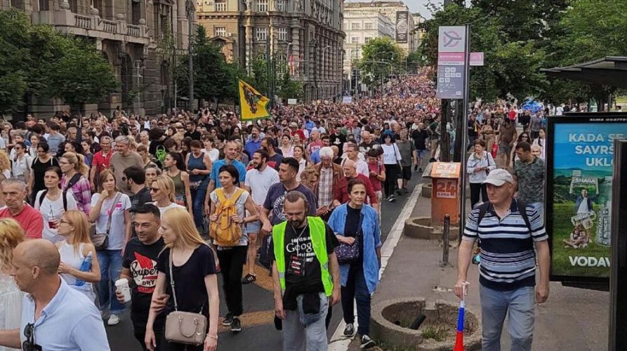 Protest  zbog litijuma ispred Ustavnog suda